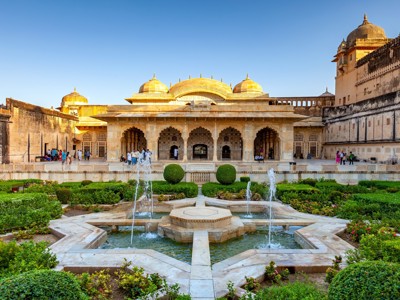 Binnenplaats van Amber Fort in Jaipur met paleis, koepels en fontein in de tuin.