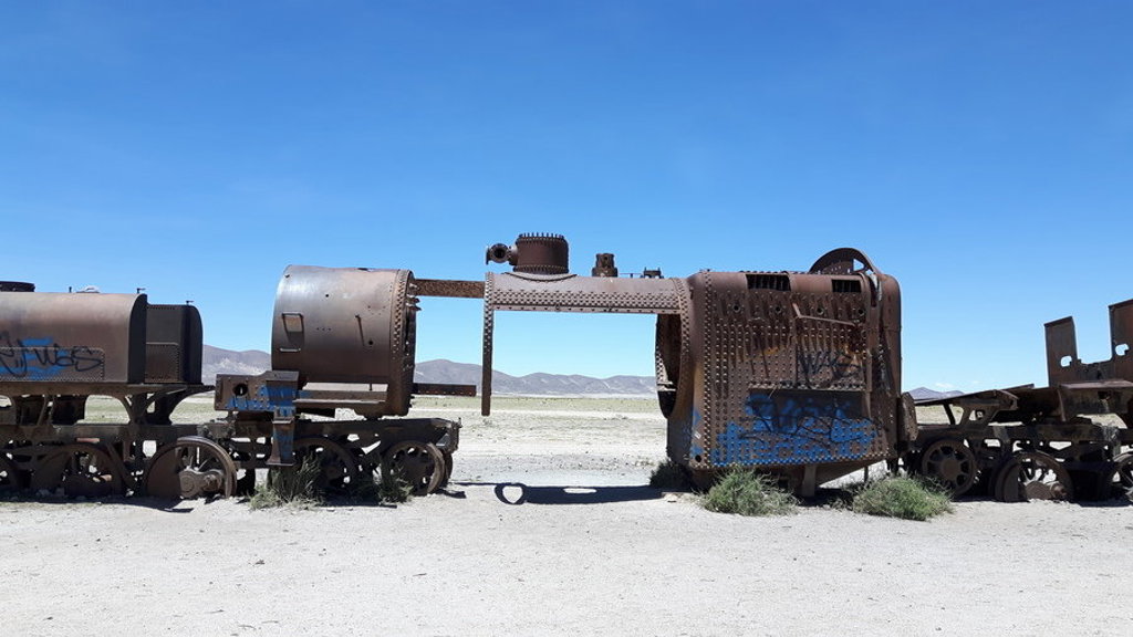 Verroeste treinwrakken op de zoutvlakte bij Uyuni tijdens een groepsrondreis Bolivia en Chili.