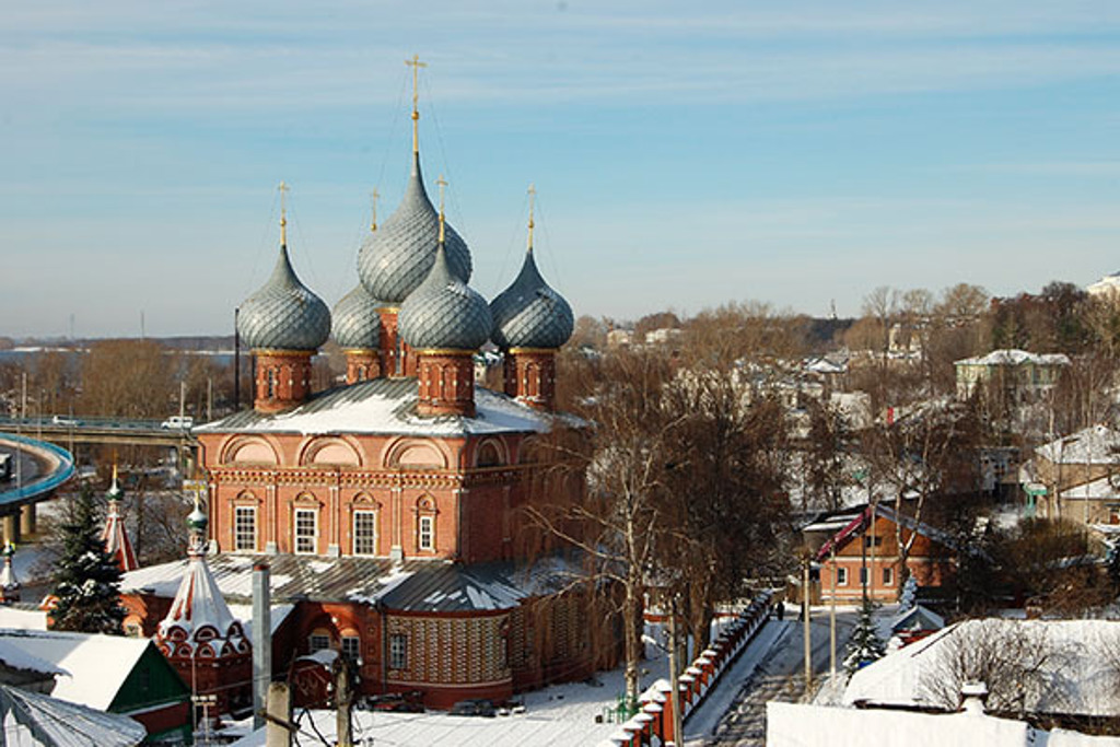 Russisch-orthodoxe kerk met uivormige koepels in een besneeuwd stadslandschap tijdens de winterrondreis Rusland.