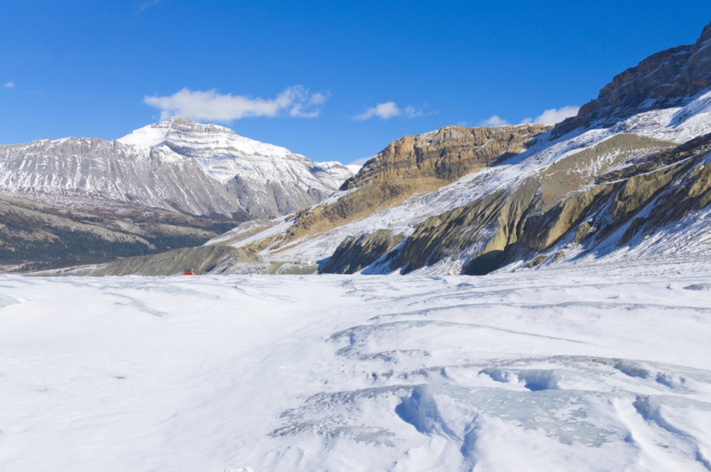 Besneeuwde bergen en bevroren gletsjerlandschap in Canada tijdens de groepsrondreis Canada West Hoogtepunten.