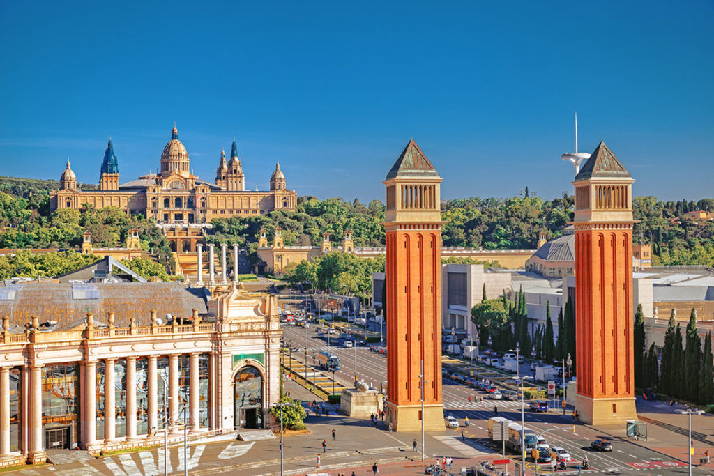 Uitzicht op Plaça d’Espanya met de Venetiaanse torens en het Palau Nacional in Barcelona, Spanje.