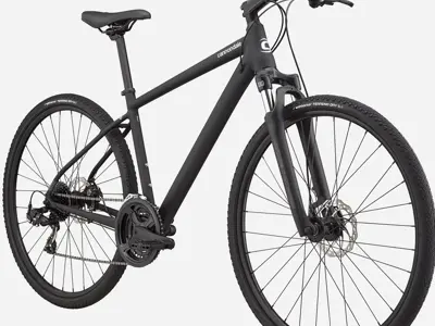 Zwarte Cannondale mountainbike met verende voorvork en schijfremmen op witte achtergrond.