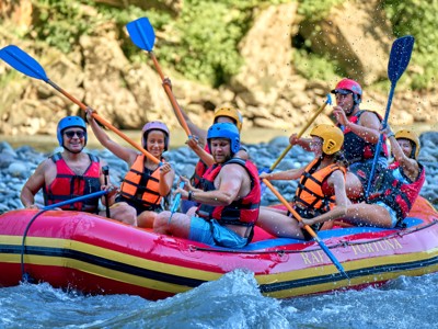 Familie raften op een rivier in Kroatië en Montenegro tijdens de route Kroatië en Montenegro.