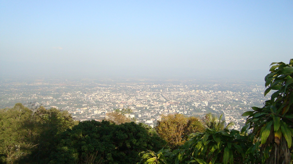 Panoramisch uitzicht over Chiang Mai vanaf Doi Suthep, tijdens groepsrondreis Thailand Noord en Zuid Hoogtepunten.