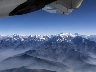 Vlucht boven het Himalayagebergte met besneeuwde bergtoppen, route Sikkim en Bhutan.