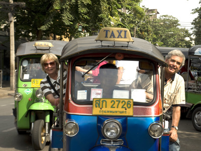 Reizigers in een tuk-tuk taxi tijdens de route Zuid-Thailand.