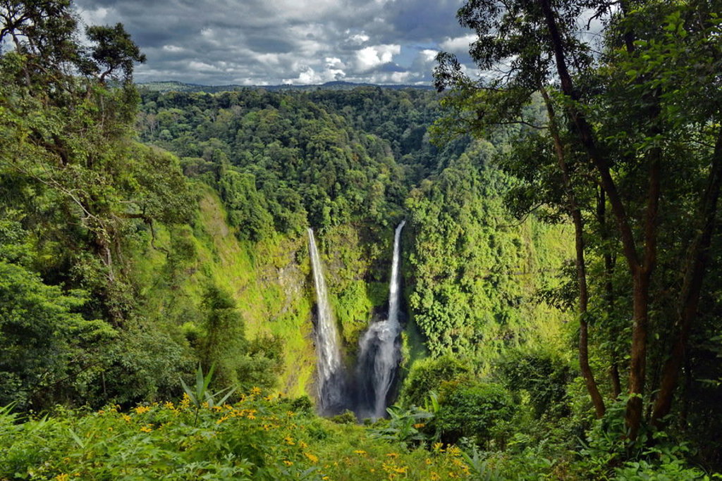 Waterval in groen regenwoud in Laos, tijdens groepsrondreis Laos en Cambodja.