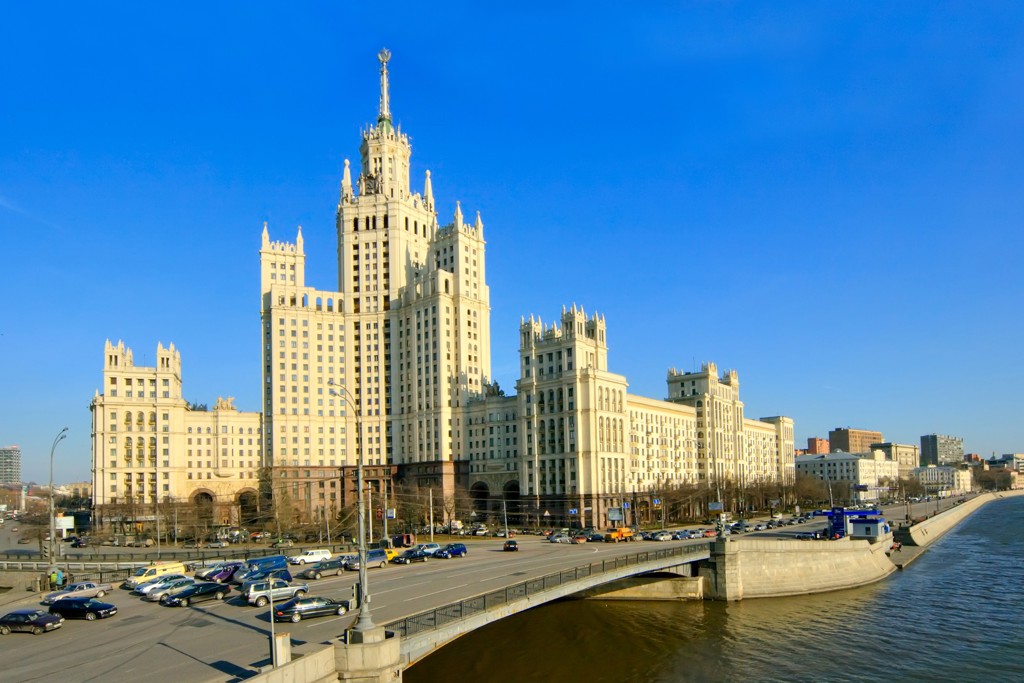 Het Kotelnicheskaya Embankment-gebouw aan de Moskva-rivier in Moskou, een hoogtepunt van een groepsrondreis Rusland.