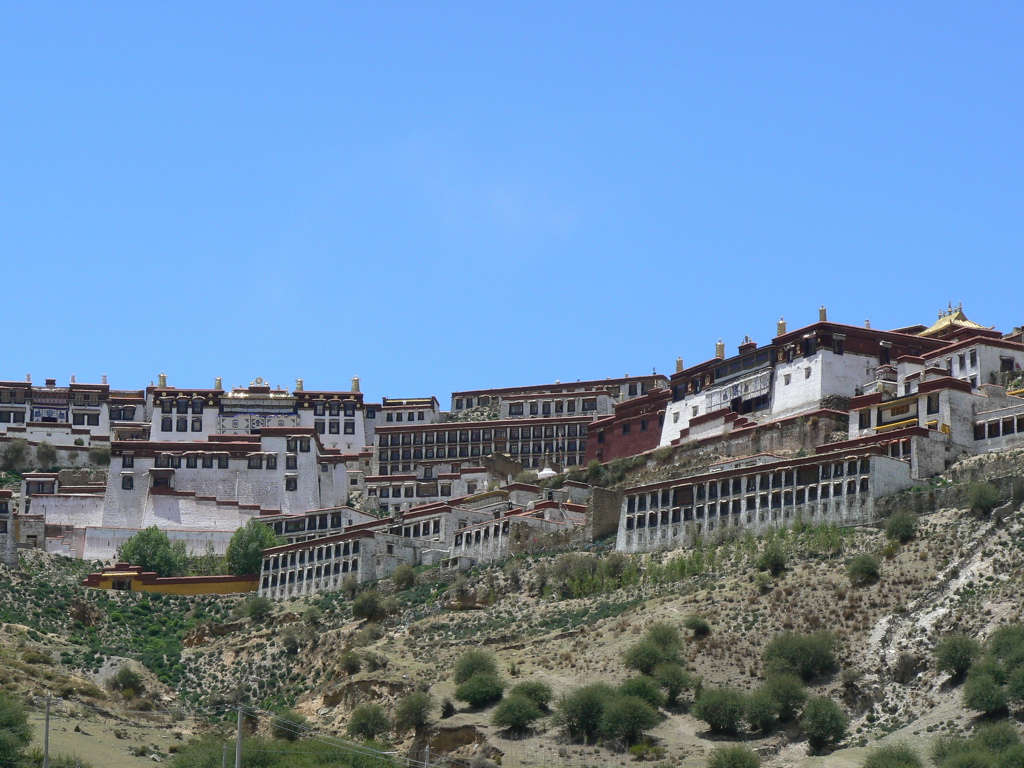 Potala-paleis in Lhasa, Tibet, op een heuvel onder een heldere blauwe lucht.