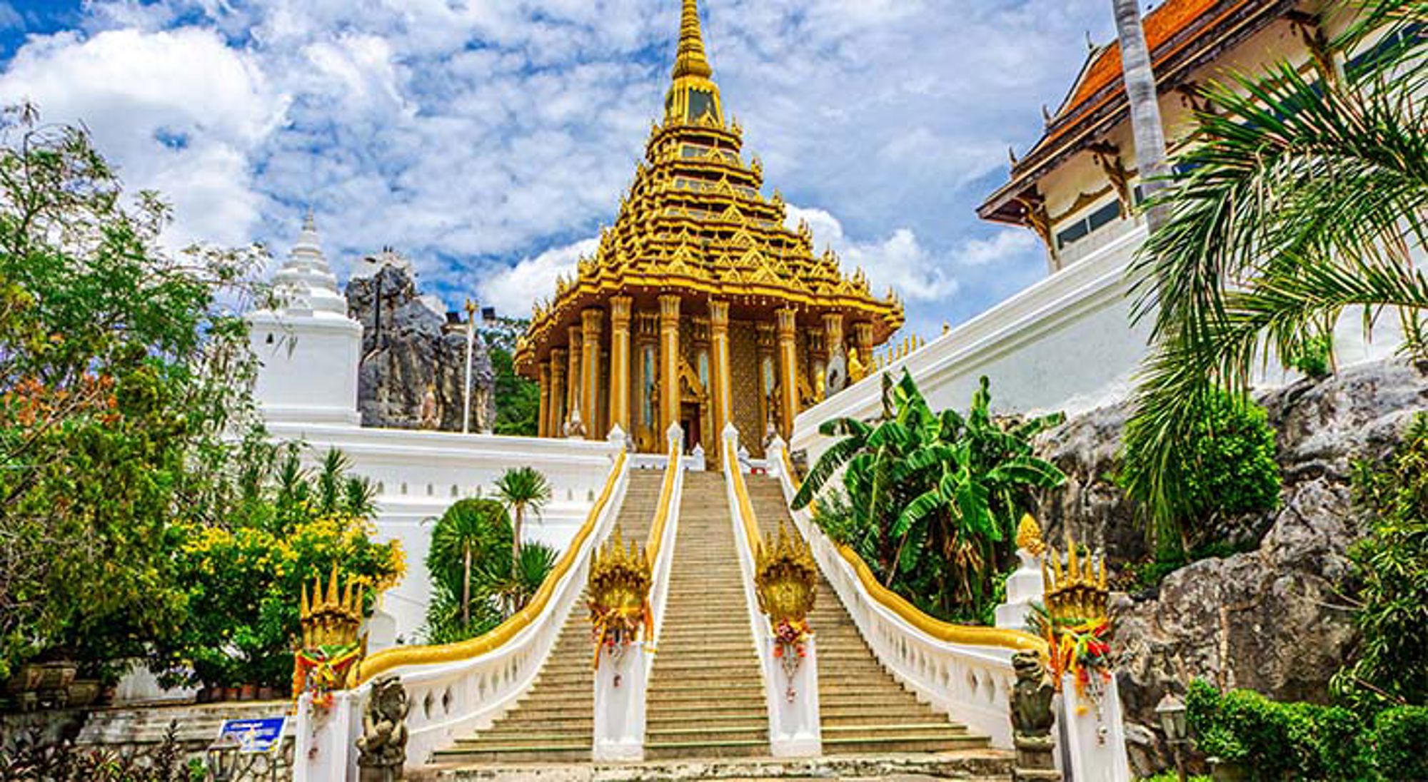Phra Phutthabat tempel in Saraburi Traditionele tempel met puntdak tussen bomen in een mistig landschap.