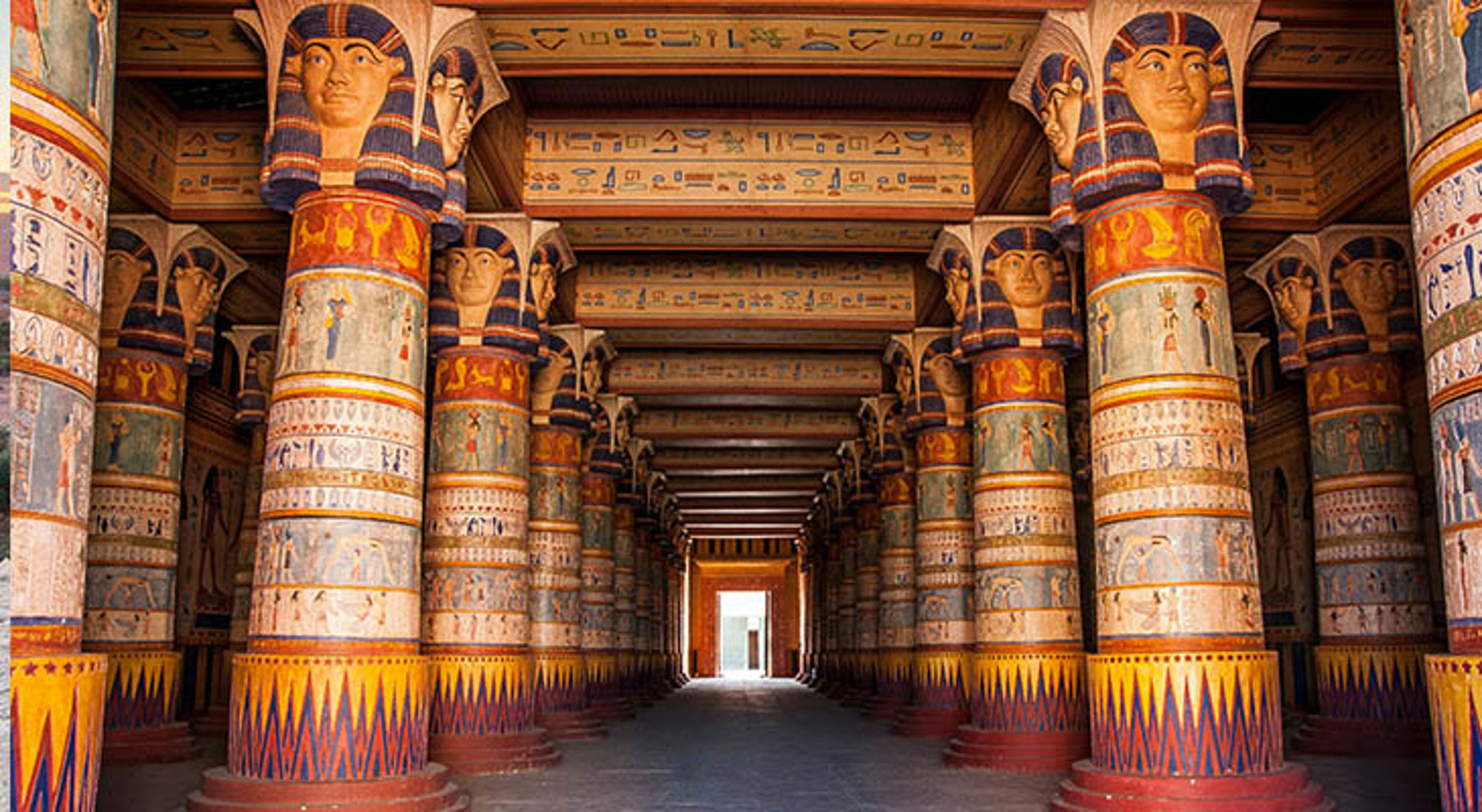 Ouarzazate Rij kleurrijke zuilen met faraokoppen en hiërogliefen in een Egyptische tempelhal.
