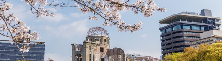 Kersenbloesem bij de Atoomkoepel in Hiroshima Peace Memorial Park, Japan.