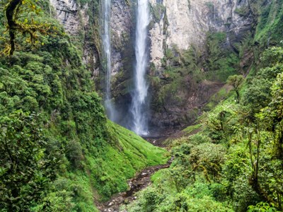 Hoge waterval in een groene kloof in Noord-Peru.