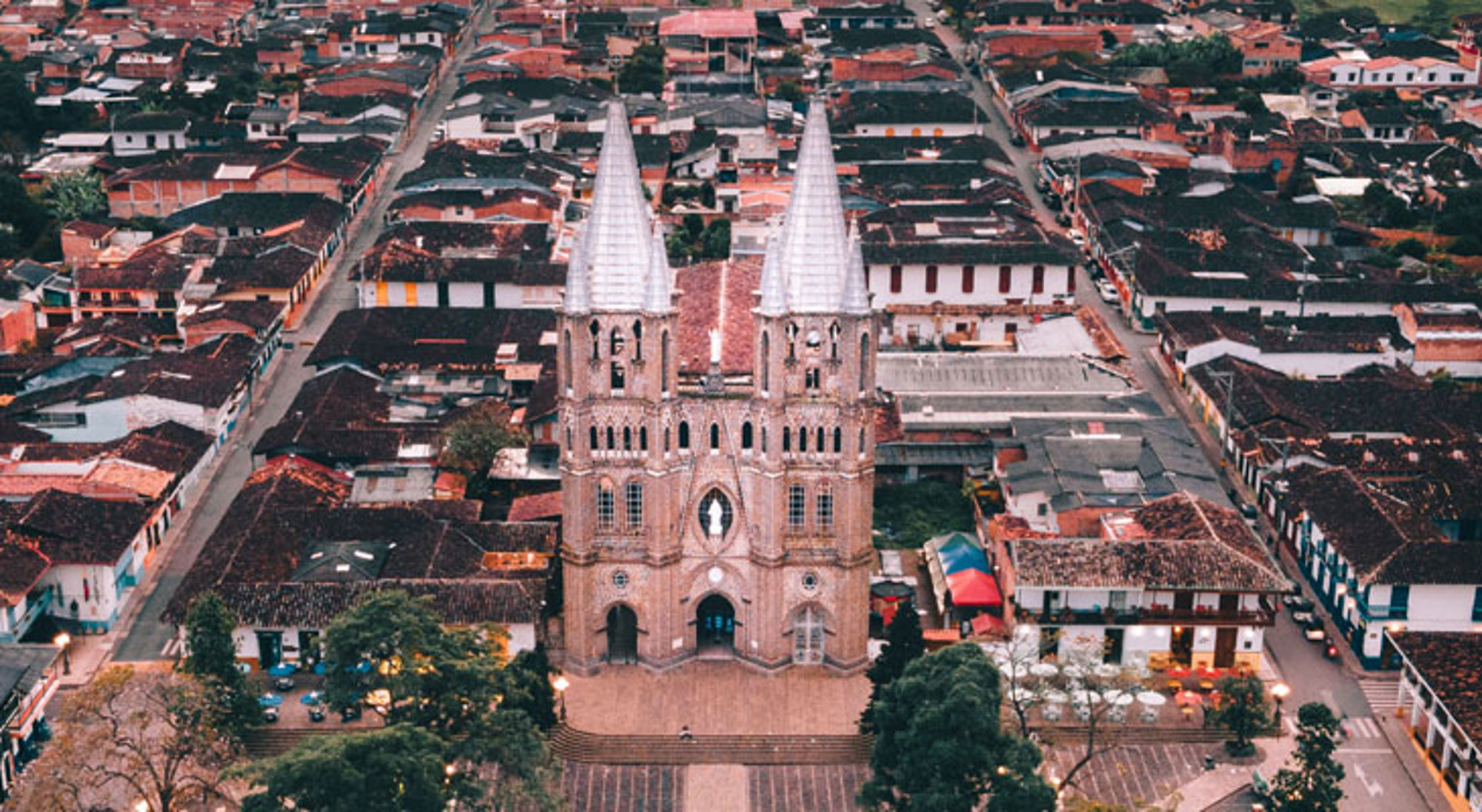 Kerk Jardín een kerk met twee torens in het centrum van een Colombiaans stadje.