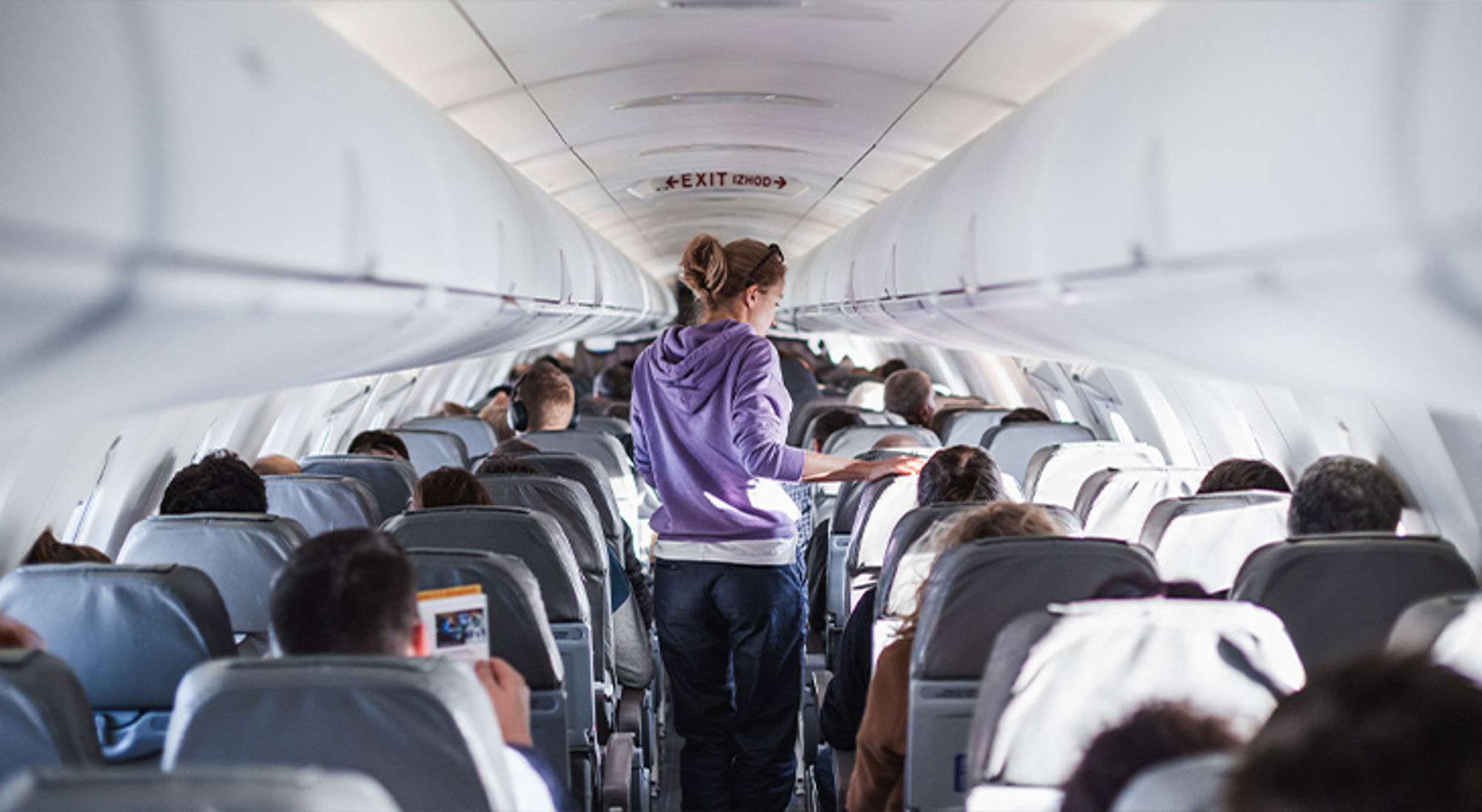Benen strekken in het vliegtuig Passagiers in de cabine van een vliegtuig tijdens een vlucht.