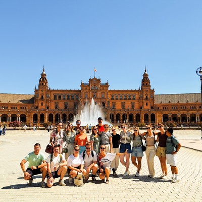 Groep 22-35ers op Plaza de España in Sevilla tijdens rondreis door Andalusië.