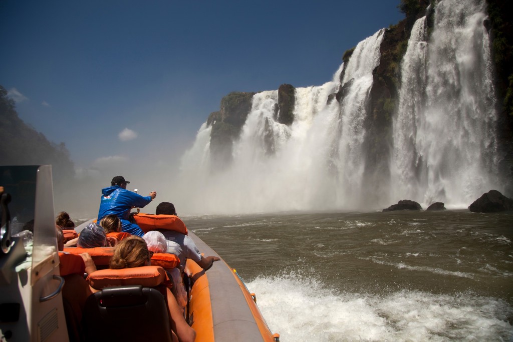 Boottocht met reizigers bij de Iguazú-watervallen tijdens een groepsrondreis Argentinië.
