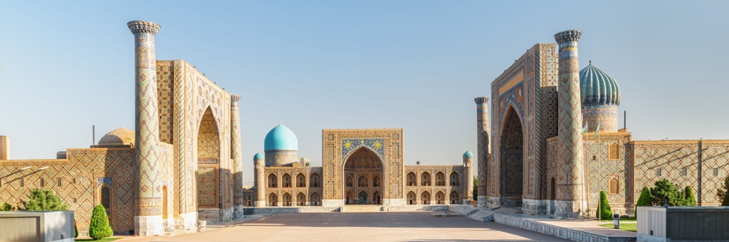 Registanplein in Samarkand, Oezbekistan, met kleurrijke mozaïeken en turquoise koepels.