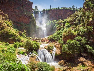 Ouzoud-watervallen in Marokko, met groene kloof en water dat in meerdere lagen naar beneden stort.