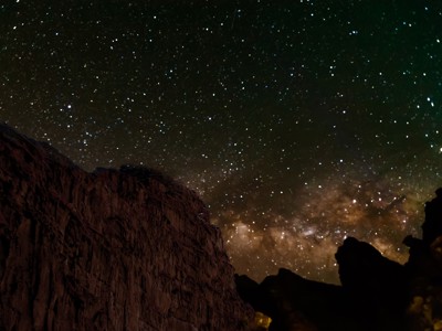 Sterrenhemel met de Melkweg boven rotsformaties in Wadi Rum, Jordanië.