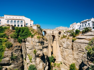 Puente Nuevo-brug over de kloof in Ronda, Andalusië, met witte huizen op de rotswand.