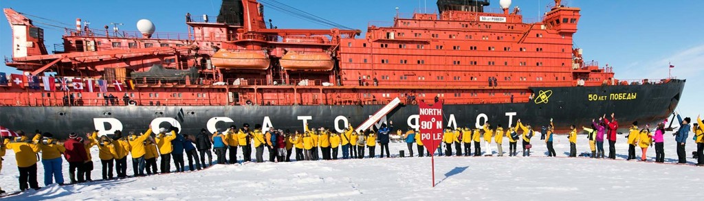 Groepsrondreis Noordpool: reizigers op het ijs bij de Russische ijsbreker 50 Let Pobedy op de Noordpool.