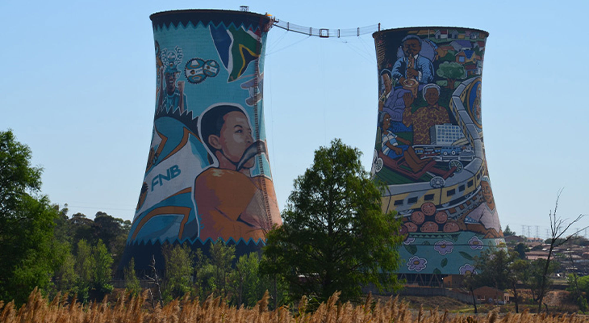 Soweto Zuid-Afrika Twee beschilderde koeltorens met kleurrijke muurschilderingen in Soweto, Johannesburg.