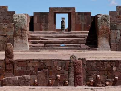 Kalassasaya-tempel met stenen poort en beeld in Tiwanaku, Bolivia, op de route Argentinië, Bolivia en Peru.