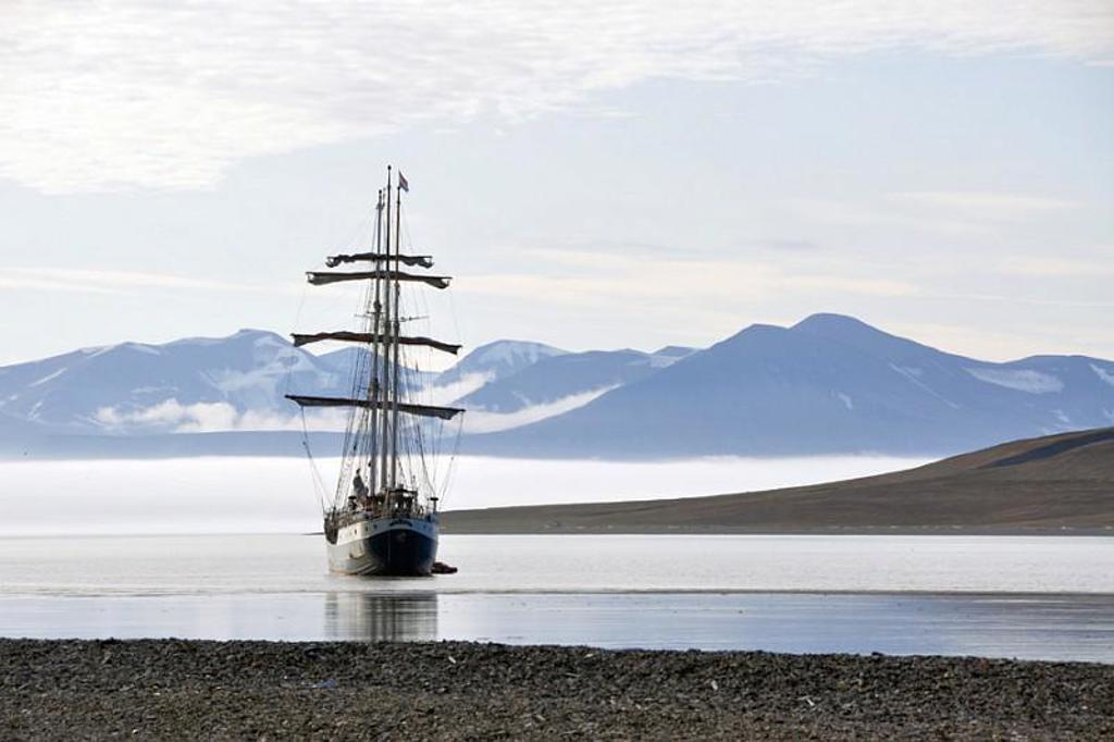Zeilschip Antigua vaart door drijfijs bij Spitsbergen tijdens een groepsrondreis.