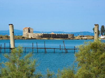 Historisch fort aan het water bij de lagune van Butrint in Albanië, met uitzicht op bergen.