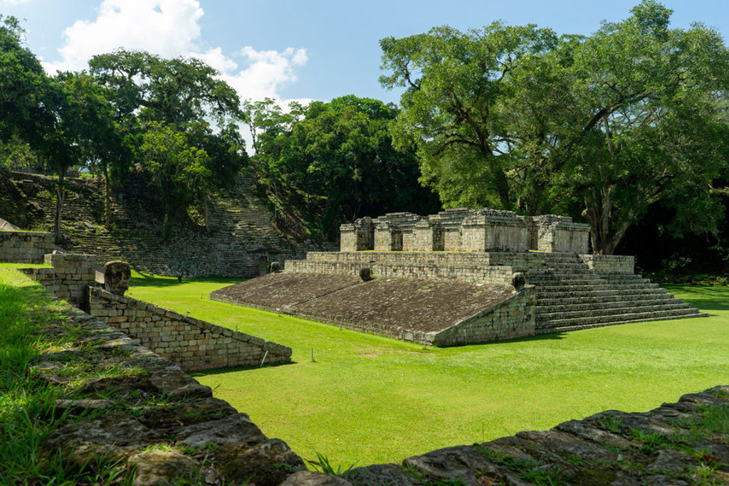 Maya-ruïnes en tempels van Copán, omringd door groene jungle in Honduras.