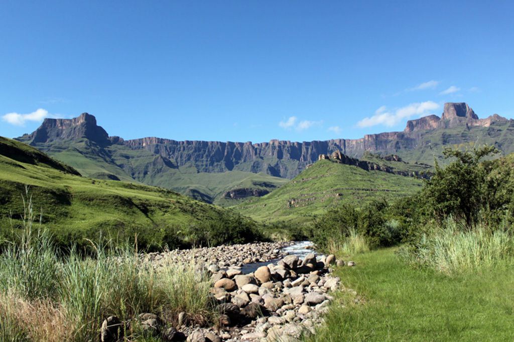 Groen berglandschap met rivier en rotsen tijdens een kampeerreis in Zuid-Afrika.