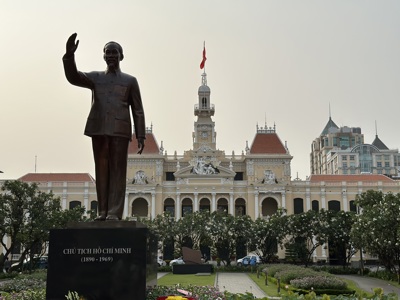Standbeeld van Ho Chi Minh voor het stadhuis van Ho Chi Minhstad (Saigon), Vietnam.