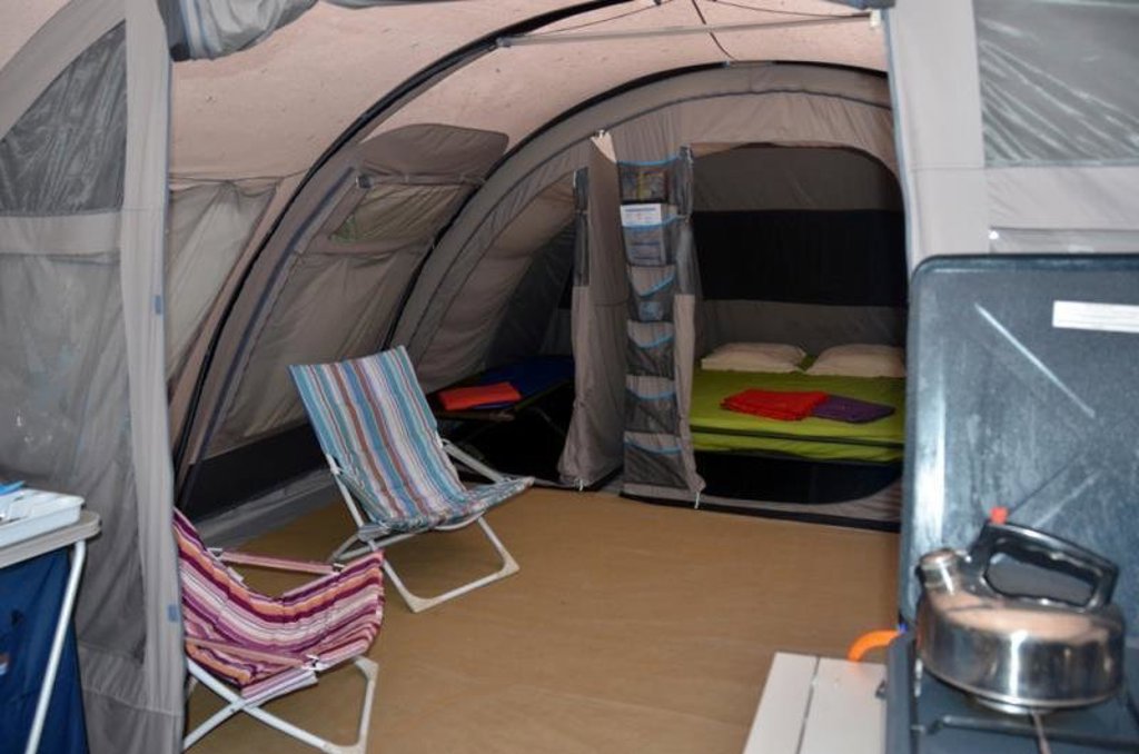 Koepeltent op een camping in Nationaal Park des Écrins, Frankrijk.