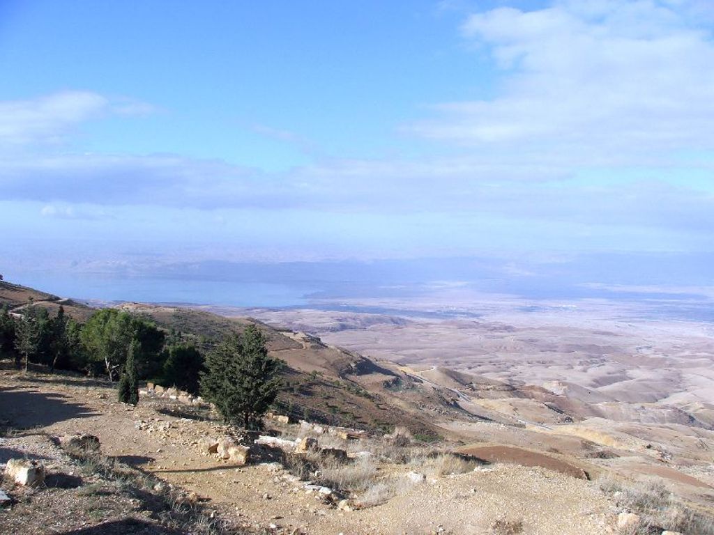 Uitzicht over de Jordaanse woestijn met heuvels en een meer in de verte tijdens een familiereis Jordanië.