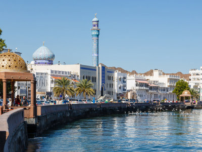 Mutrah Corniche in Muscat met de blauwe koepel en minaret van de Al Lawati-moskee aan zee.