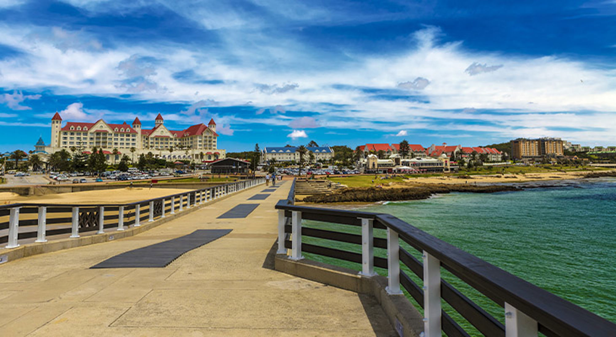 Port Elizabeth Zuid-Afrika Pier met uitzicht op de boulevard en hotels aan de kust.