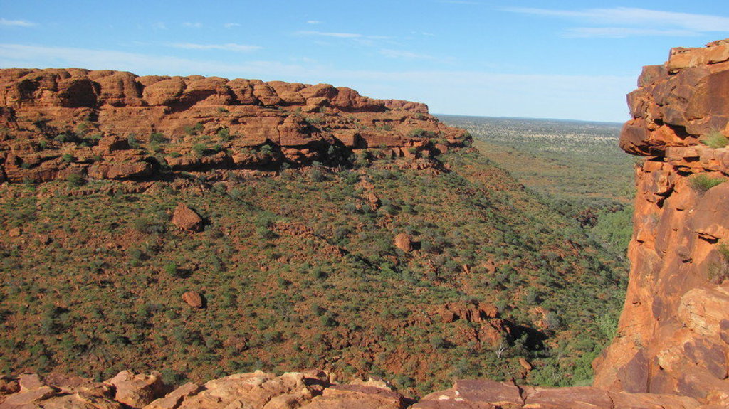 Rode rotsformaties en uitgestrekte bush in Australië tijdens een groepsrondreis Australië & Nieuw-Zeeland.