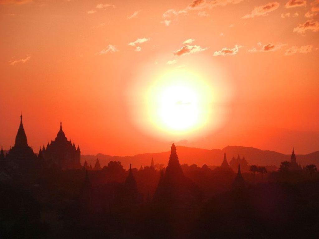 Zonsondergang boven de tempels van Bagan in Myanmar tijdens een familiereis.