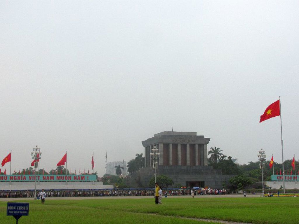 Mausoleum van Ho Chi Minh in Hanoi met Vietnamese vlaggen op het plein, tijdens een groepsrondreis Vietnam.
