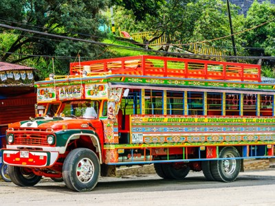 Kleurrijke chicken bus in Guatemala, onderdeel van de route Guatemala en Belize.