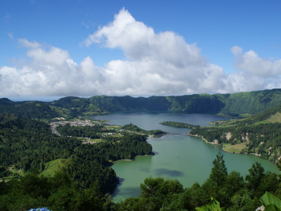 Uitzicht op Lagoa das Sete Cidades op São Miguel, Azoren, met de twee meren en groene kraterwand.