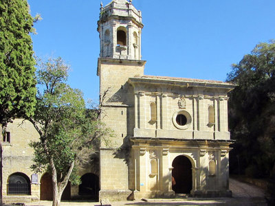 Historische kerk met klokkentoren langs de wandelroute in Andalusië, Spanje.