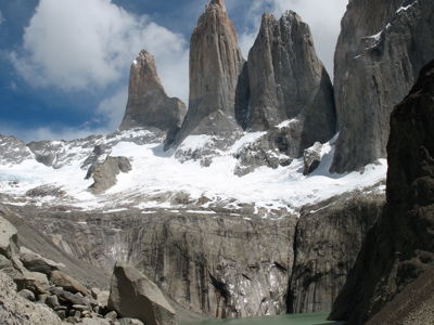 Torres del Paine met granieten pieken, sneeuwvelden en een gletsjermeer in Patagonië, op de Route Argentinië.