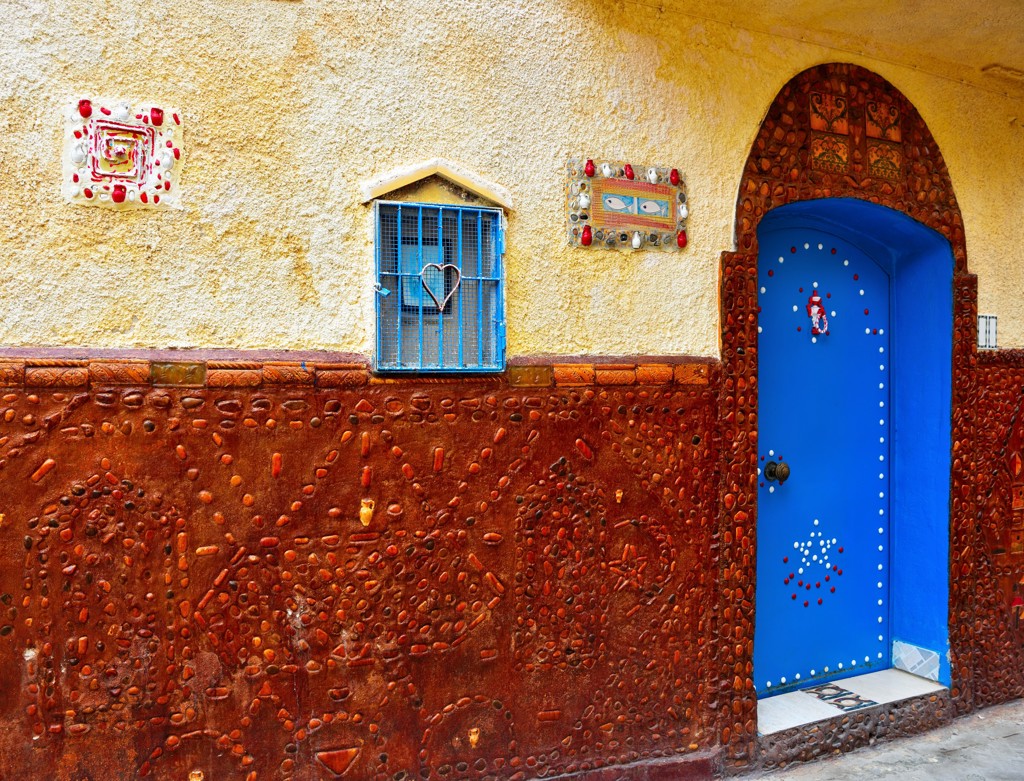 Kleurrijke gevel met blauwe deur en raam in West-Sicilië, Italië.