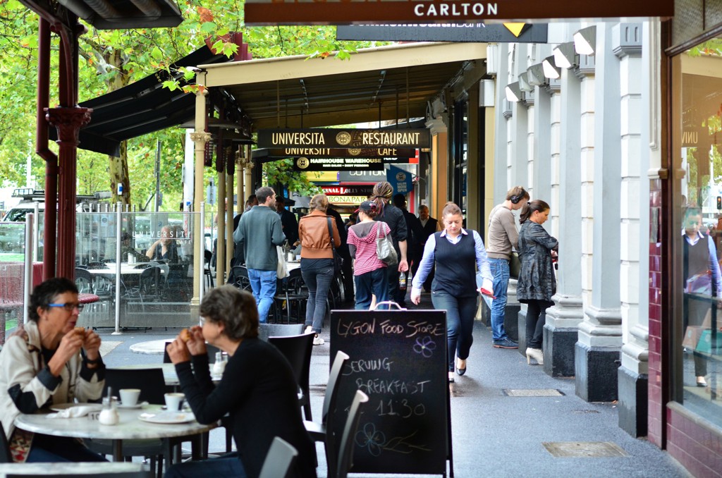 Drukke straat met cafés en wandelaars in Melbourne, Australië, tijdens een groepsrondreis.