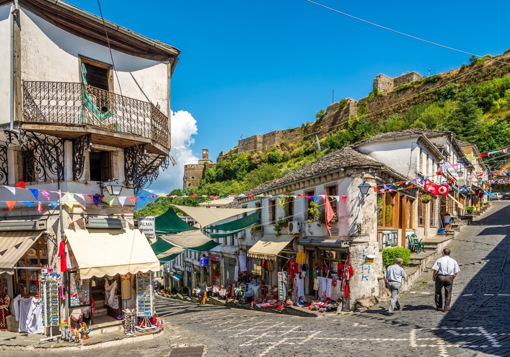 Oude bazaarstraat met souvenirwinkels en Ottomaanse huizen in Gjirokastër, tijdens een 22-35ers reis Albanië.