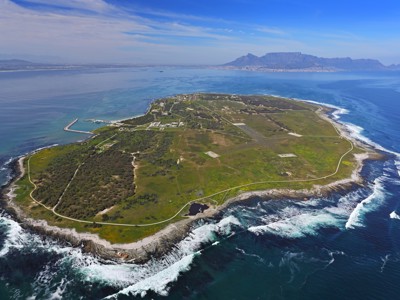 Robbeneiland bij Kaapstad, met de kustlijn en de Tafelberg op de achtergrond.