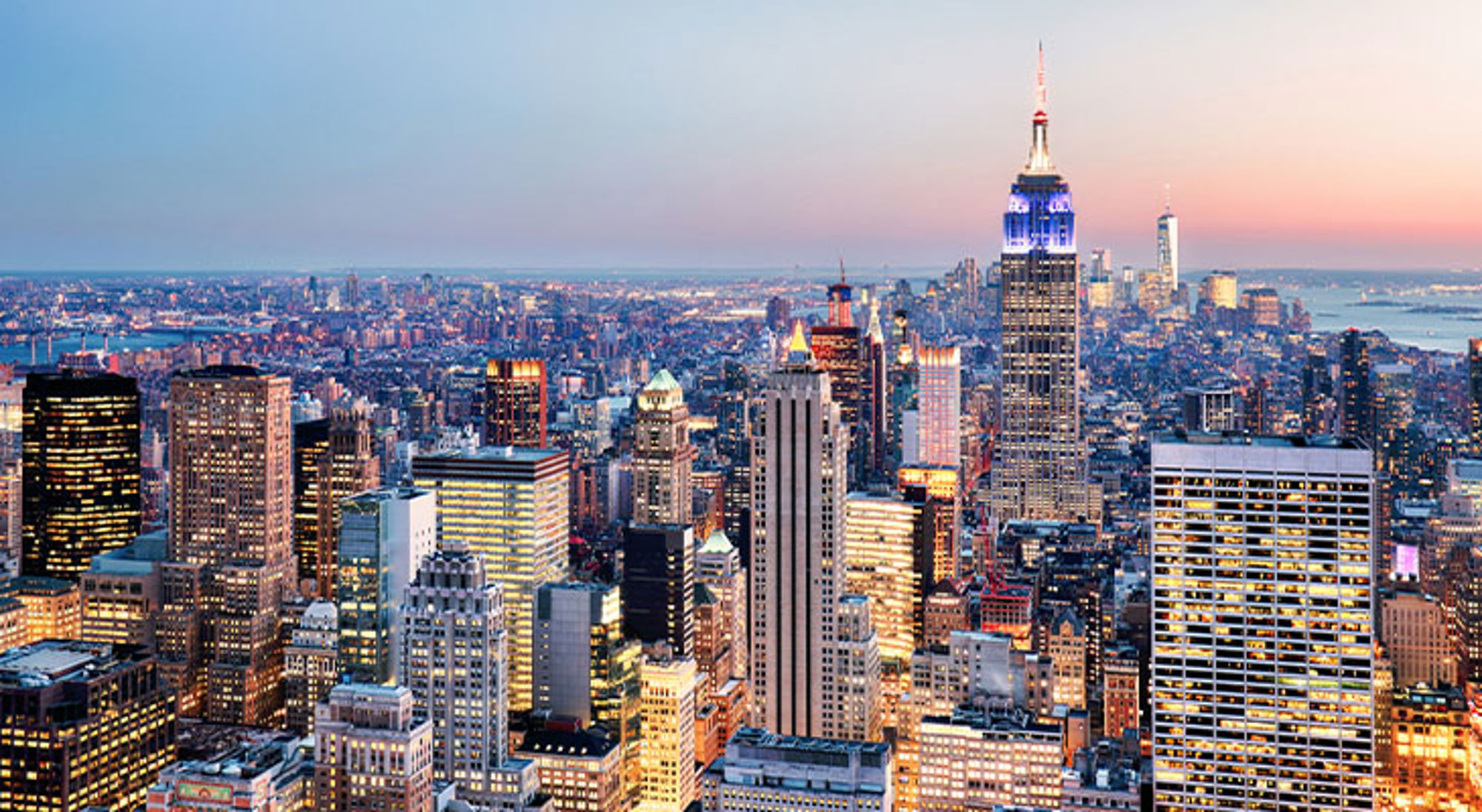 New York Skyline van Manhattan in New York met het Empire State Building bij zonsondergang.