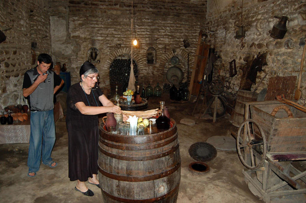 Proeverij van lokale wijn in een traditionele wijnkelder tijdens de groepsrondreis Armenië en Georgië.